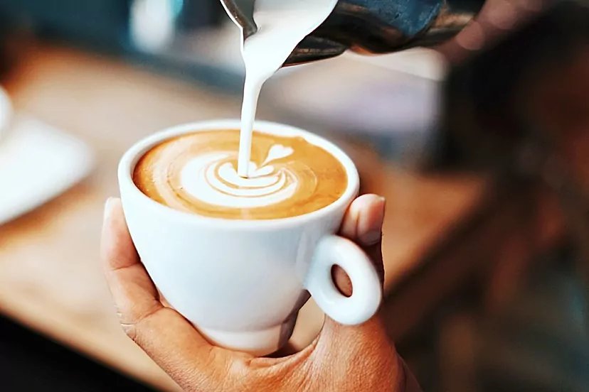 Latte art hecho con leche fresca de finca para cafeterías